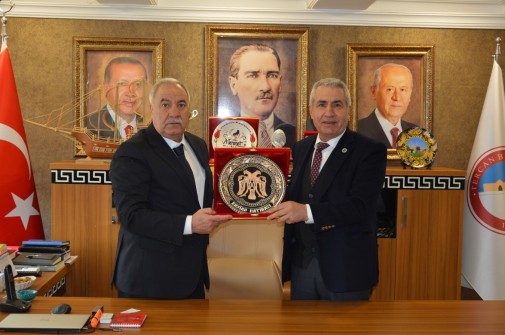 Belediye Başkanımız Sn. Mehmet YILMAZ'a Plaket taktimi.